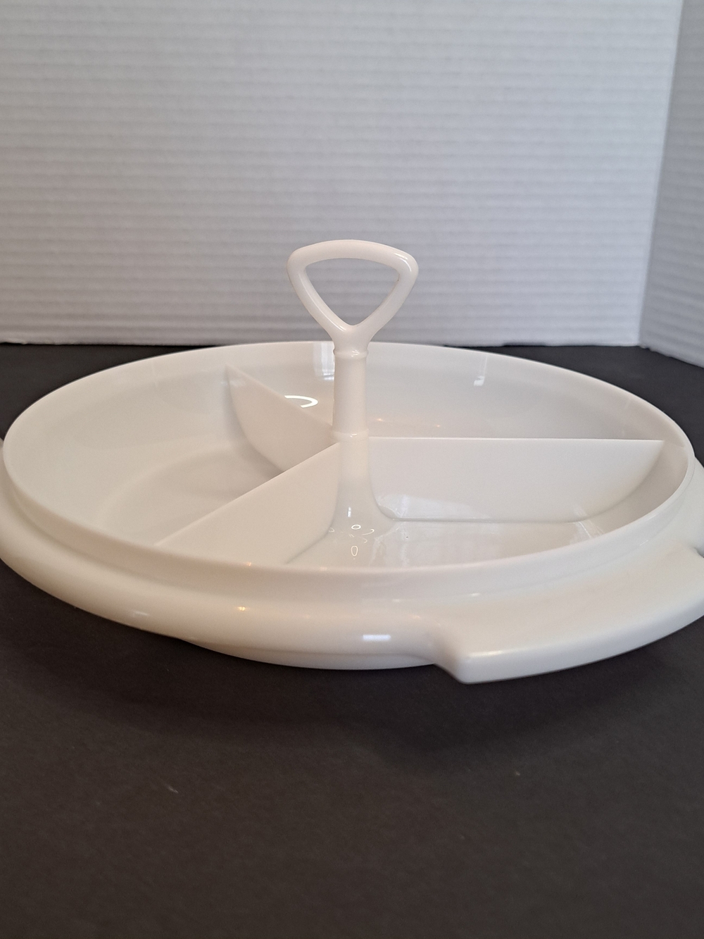 Tupperware Suzette Divided Relish Tray Model # 608-17 & 229-4 Lid, Compact
